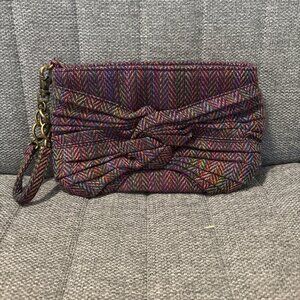 Unbranded fabric wristlet